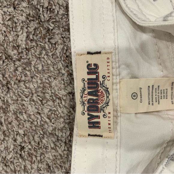 Hydraulic Women's White Capris - Picture 2 of 3